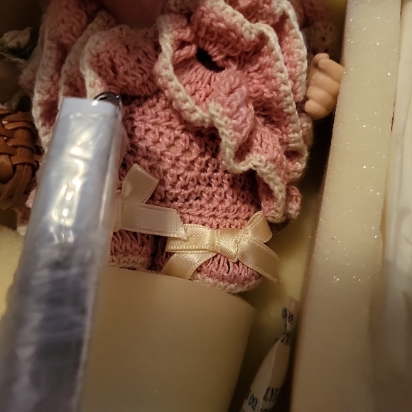 World Gallery Kenlee porcelain numbered doll - Picture 6 of 12